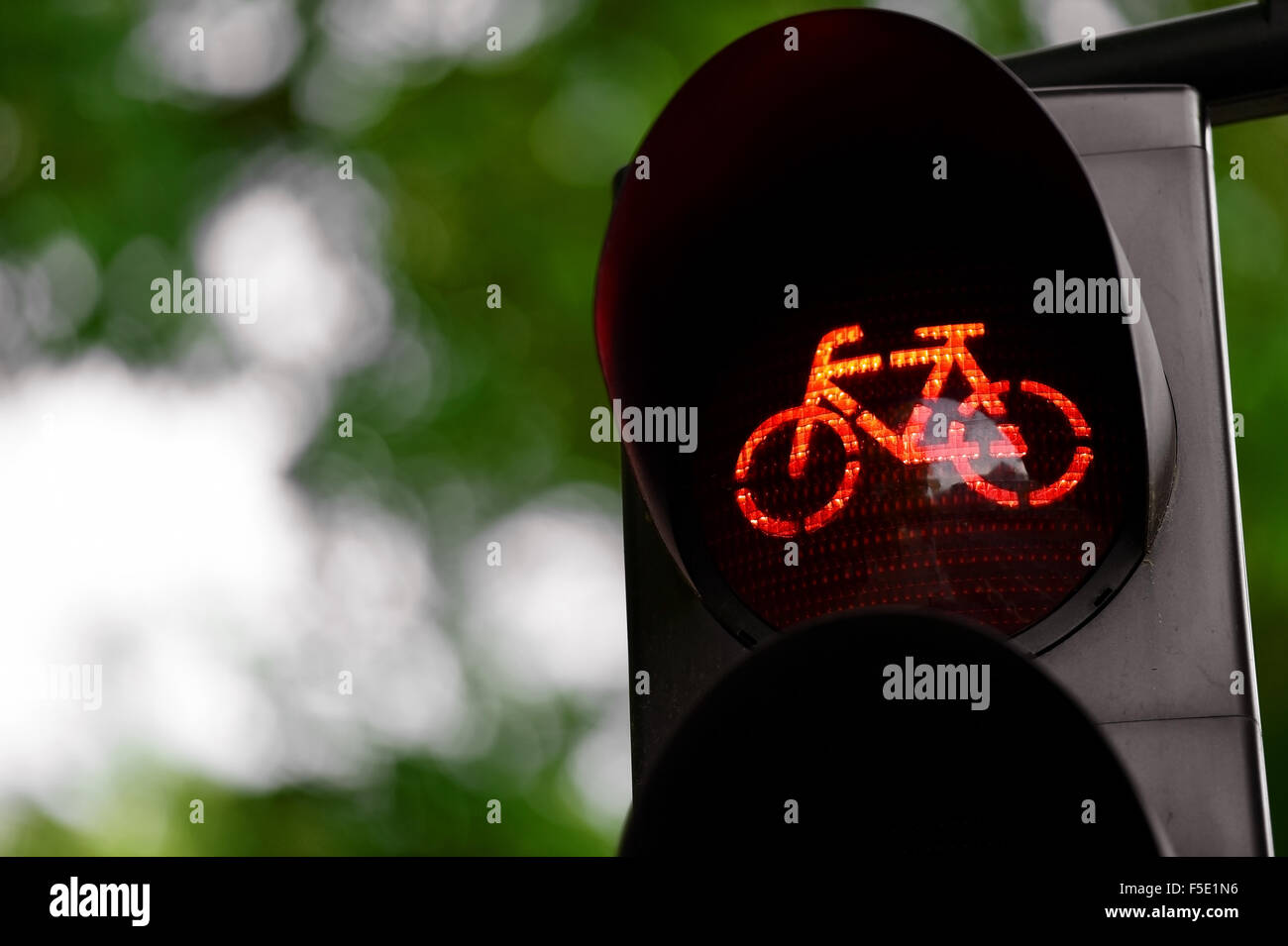 Detalle shot con una bicicleta semáforo cambia a color rojo Foto de stock