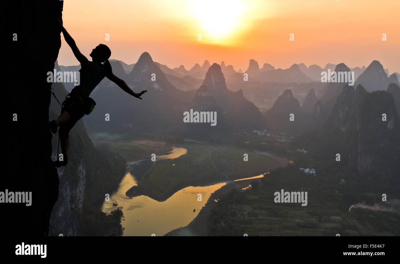 Silueta de la atleta femenina en China atardecer en la montaña Foto de stock