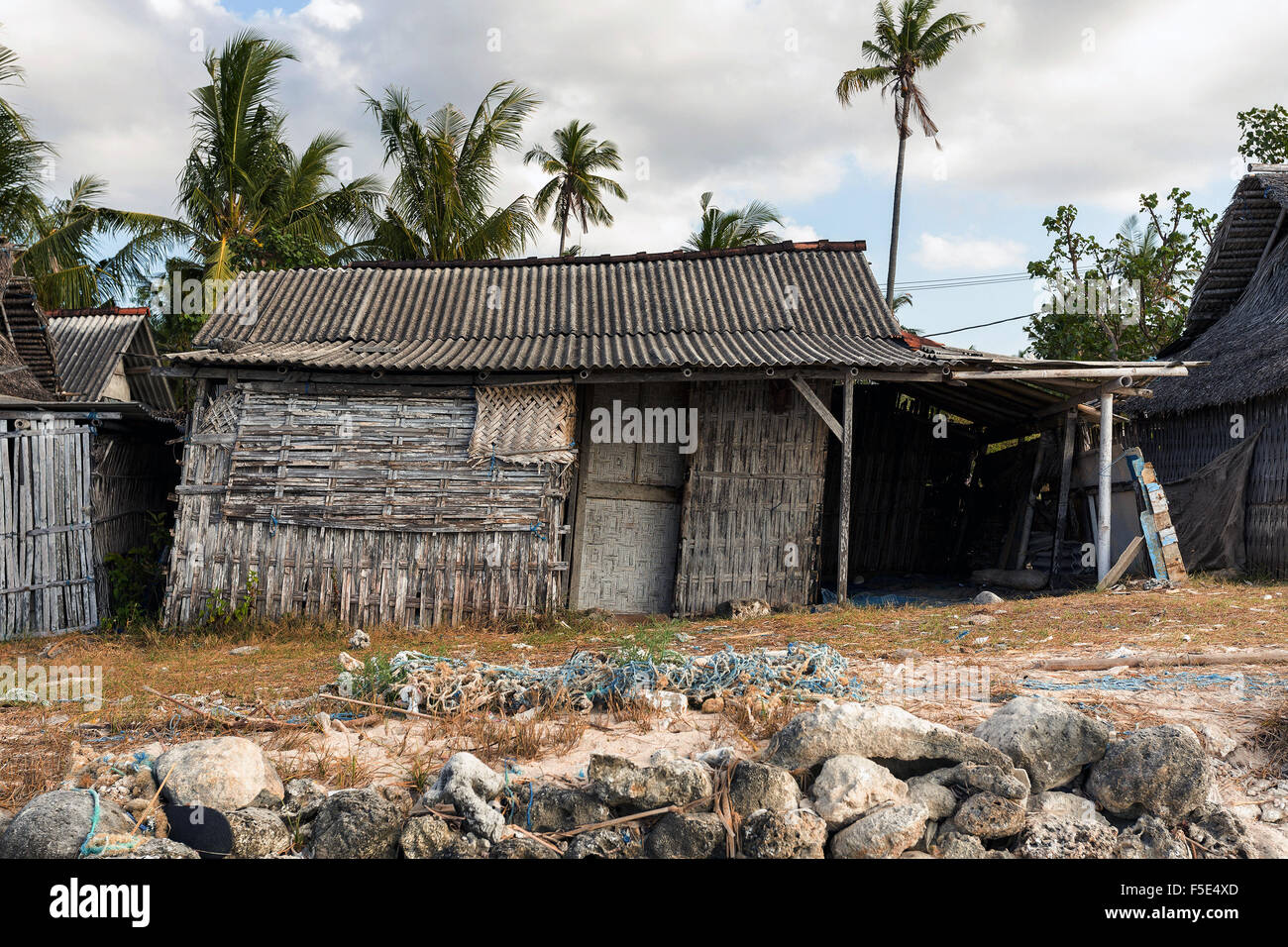 Pobres chozas de los nativos, pobre casa tradicional de Indonesia