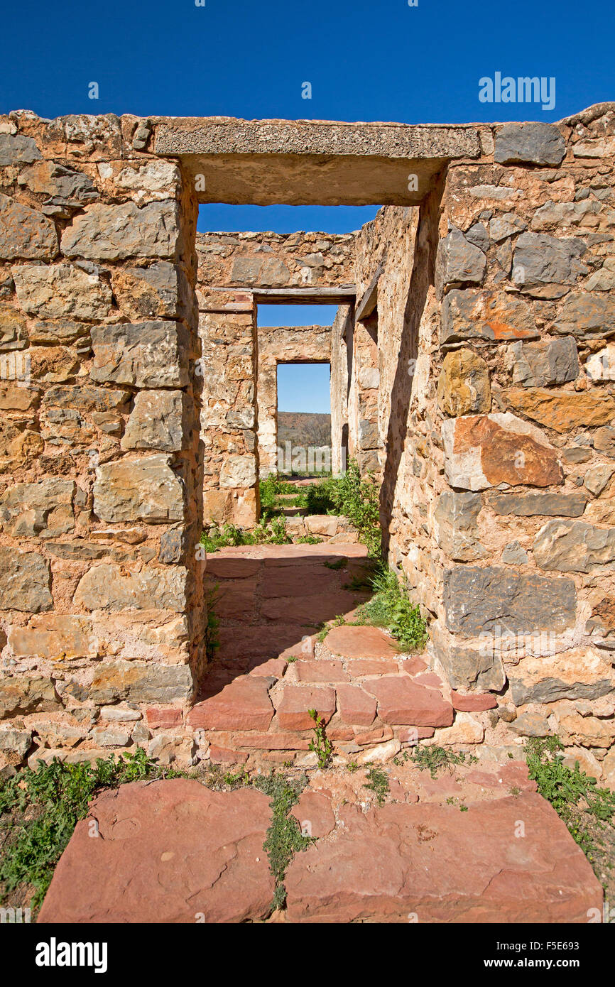 Portal de ingreso al patrimonio histórico edificio de piedra en ruinas de Kanyaka estación norte de Quorn, El outback de Australia del Sur Foto de stock