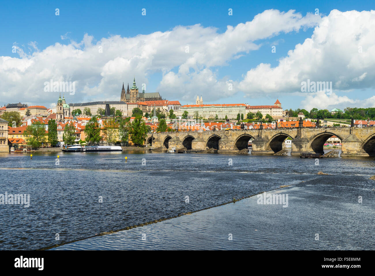 El Puente Charles, Sitio del Patrimonio Mundial de la UNESCO, Praga, República Checa, Europa Foto de stock