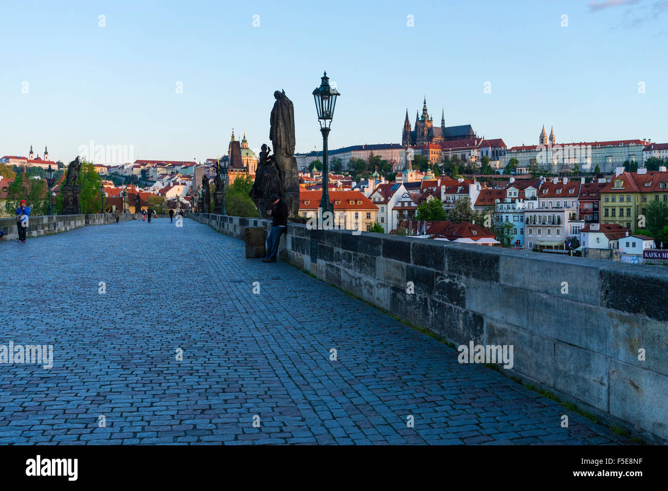 Temprano en la mañana en el Puente Carlos, mirando hacia el Castillo de Praga y Hradcany, Sitio del Patrimonio Mundial de la UNESCO, Praga, República Checa Foto de stock