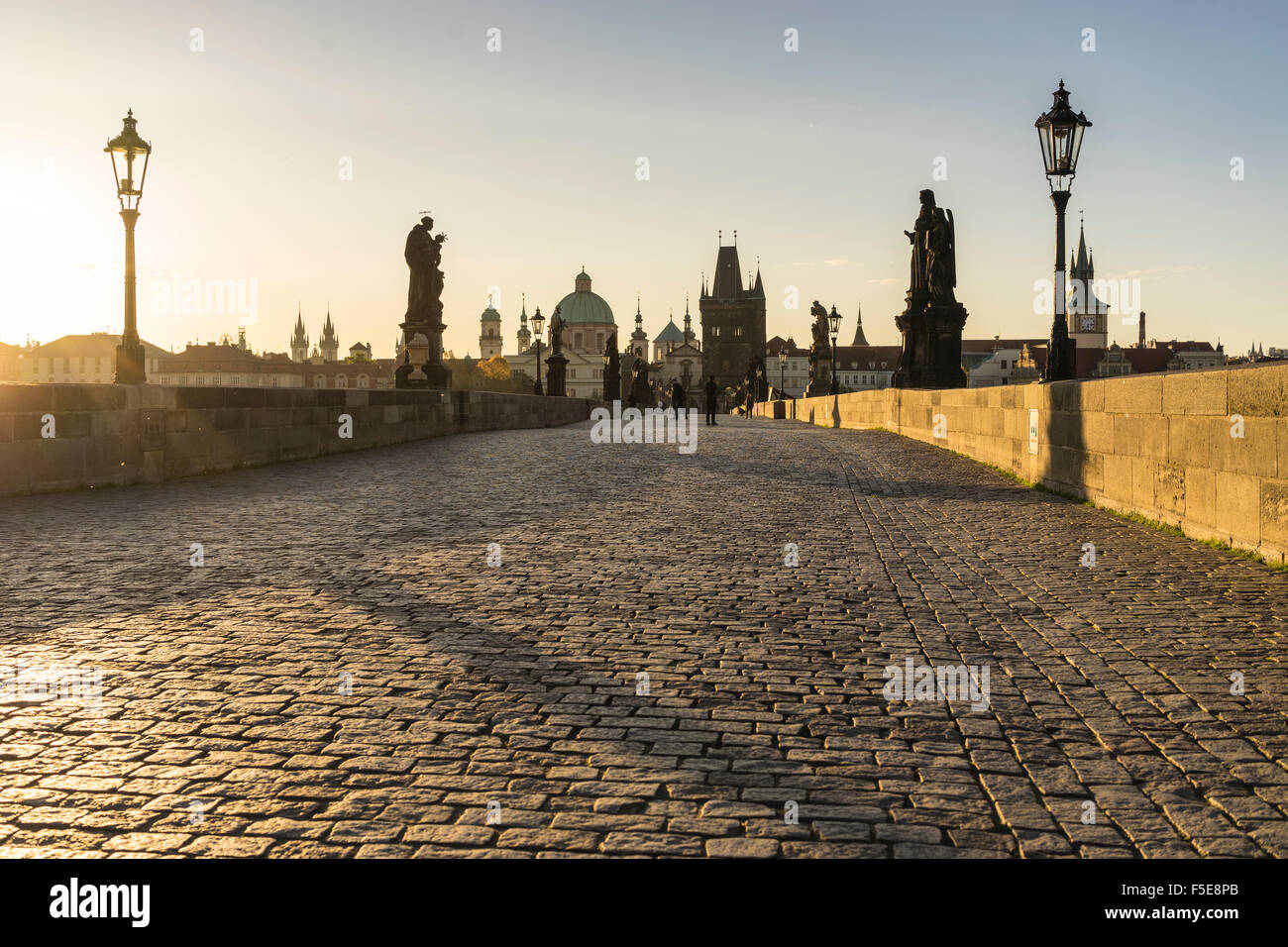 Amanecer en el Puente de Carlos, Sitio del Patrimonio Mundial de la UNESCO, Praga, República Checa, Europa Foto de stock