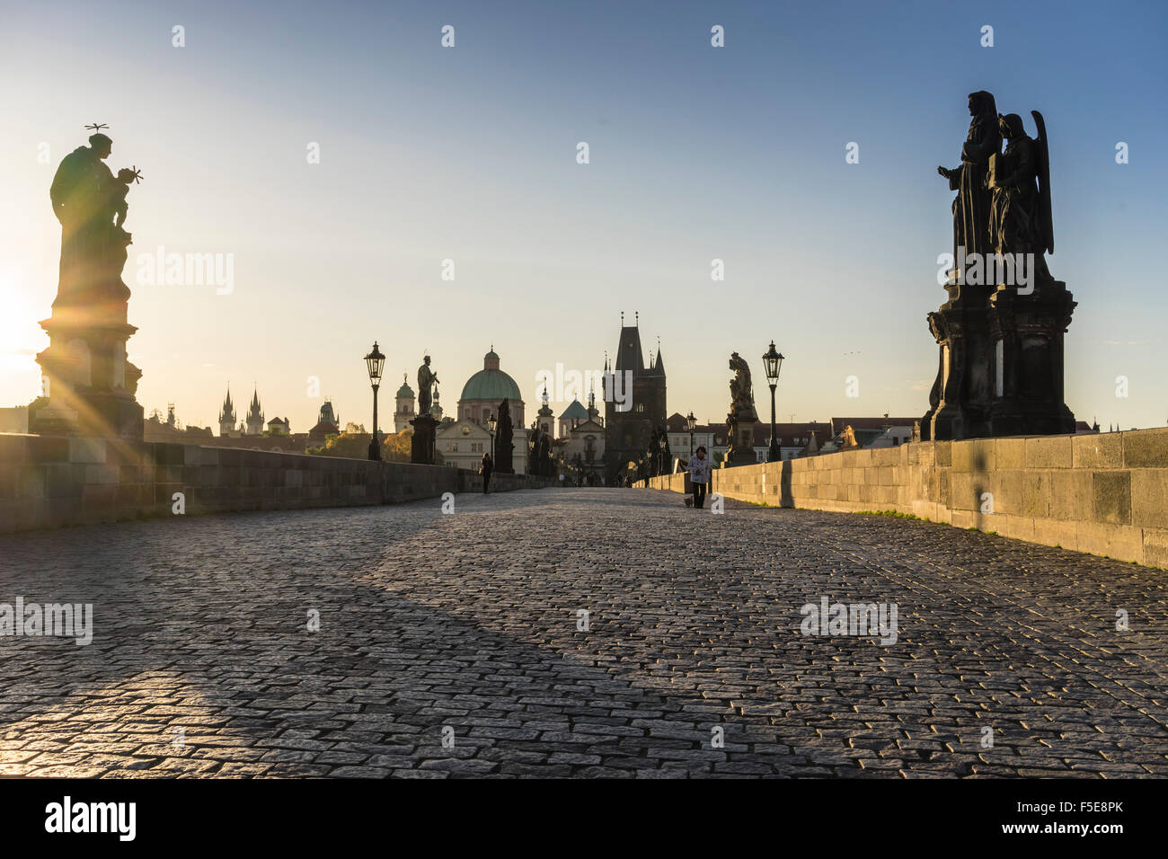 Amanecer en el Puente de Carlos, Sitio del Patrimonio Mundial de la UNESCO, Praga, República Checa, Europa Foto de stock