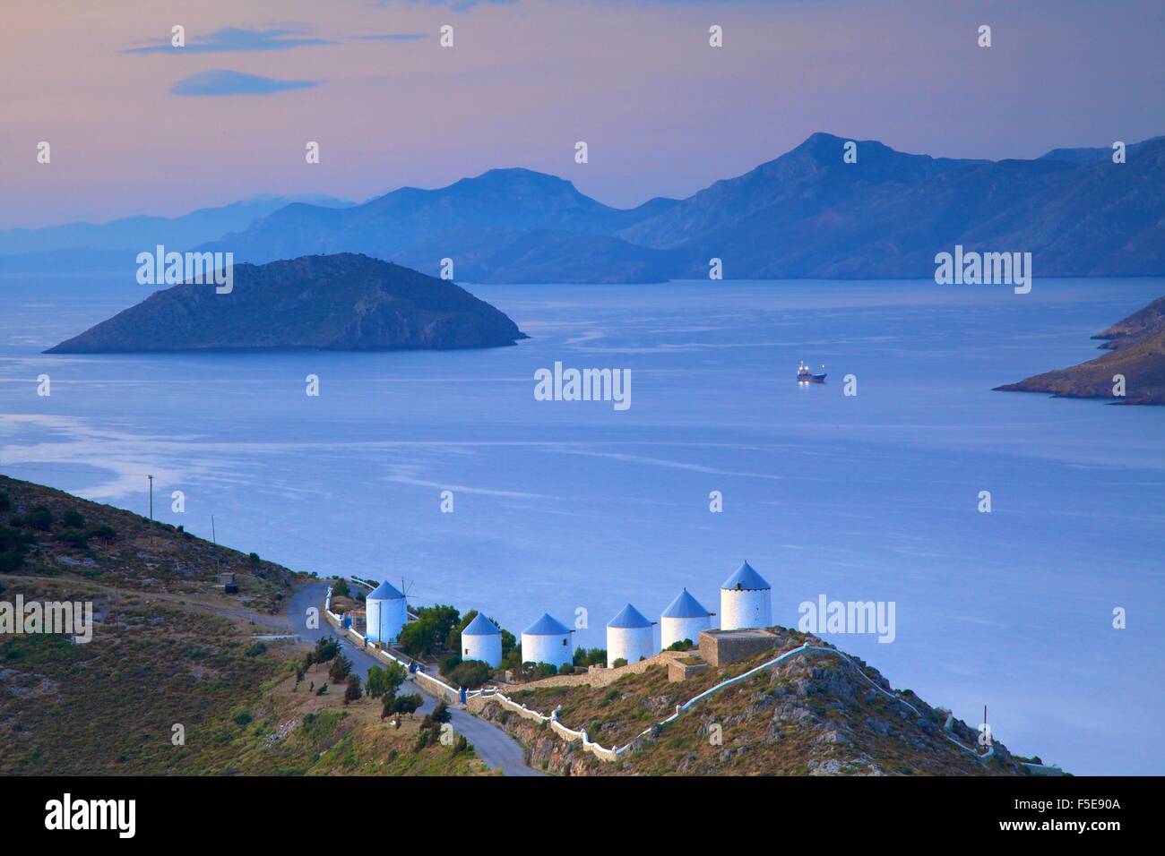 Los molinos de viento, Leros, Dodecaneso, las Islas Griegas, Grecia, Europa Foto de stock