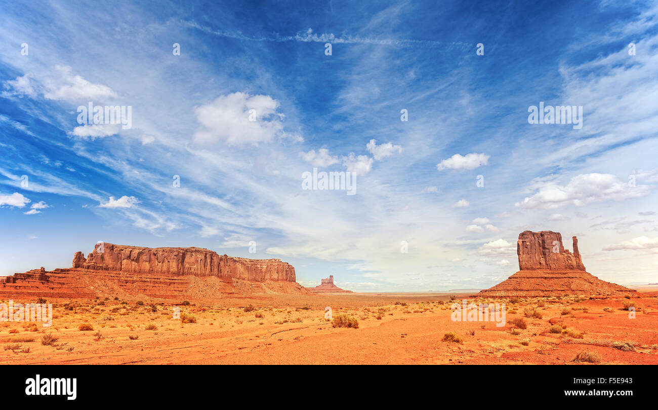 Foto panoramica de Monument Valley Navajo Tribal Park, Utah, EE.UU.. Foto de stock
