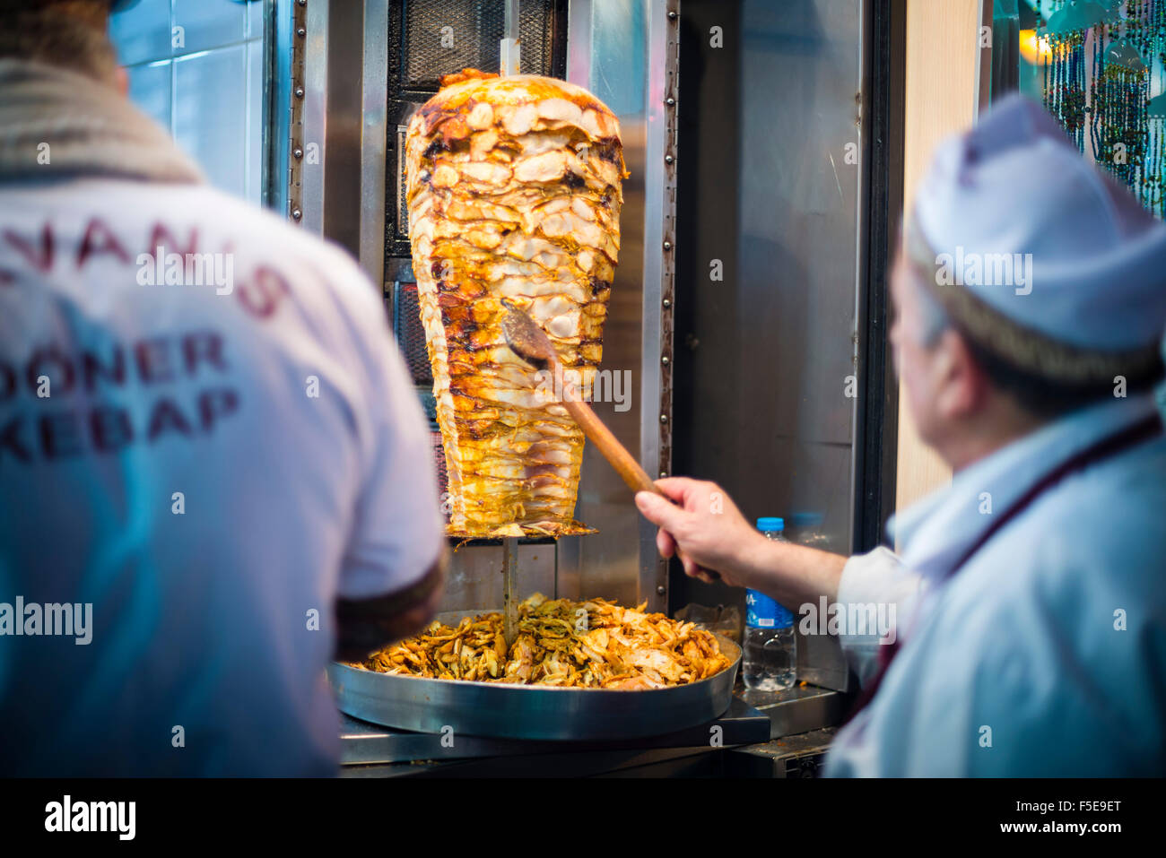 Doner kebab, una típica comida turca, en Estambul, Turquía, Europa Foto de stock