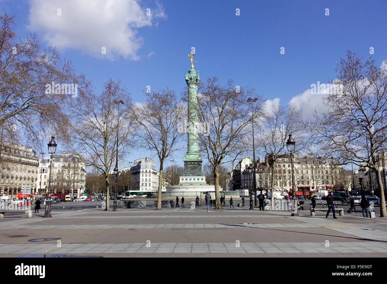 La columna de julio una monumental columna en conmemoración de la revolución de 1830 en la Place de la Bastille, París, Francia Foto de stock