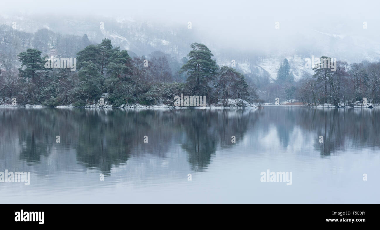 Una escena de invierno de Rydal Water en el Lake District National Park, Cumbria, Inglaterra, Reino Unido, Europa Foto de stock