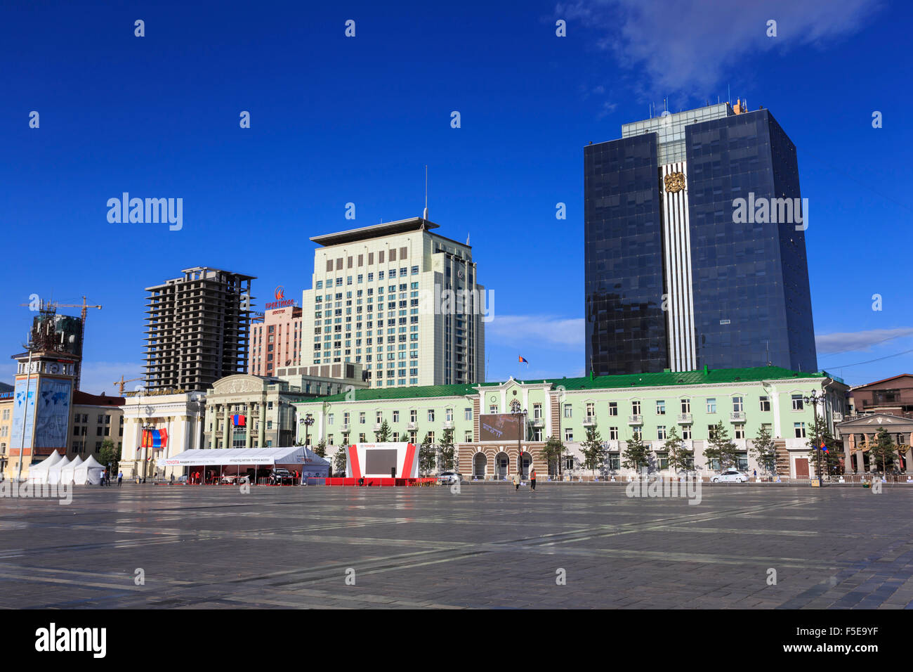 Viejos y nuevos edificios alrededor de Chinggis Khaan (Sukhbaatar cuadrados) bajo un cielo azul, mañana, Ulaanbaatar (Ulan Bator, Mongolia Foto de stock