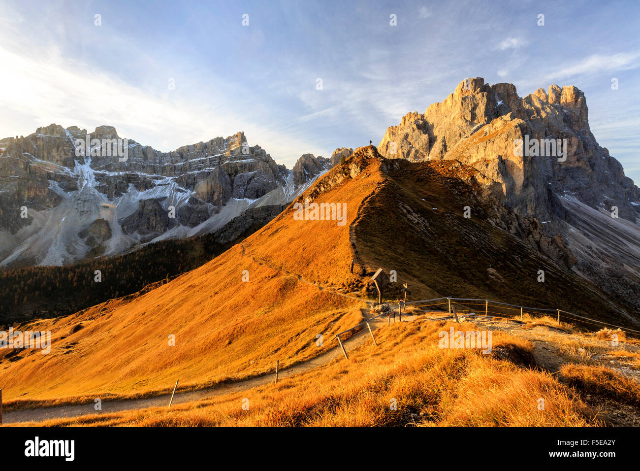 Rutas de senderismo alrededor del grupo de Forcella de Furcia, Funes Valle, Tirol del Sur, Dolomitas, Italia, Europa Foto de stock