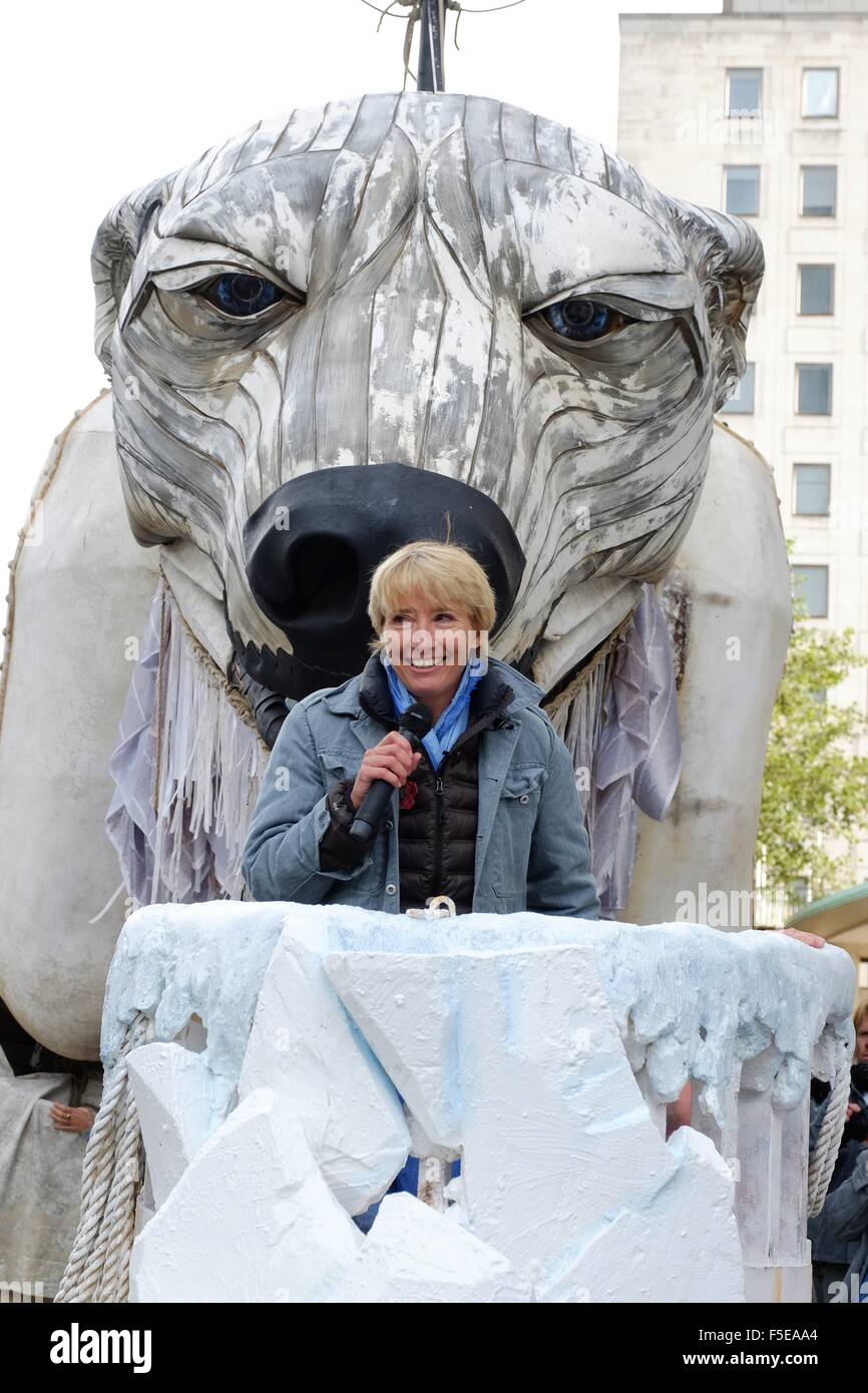 Activistas de Greenpeace instalar oso polar gigante Shell fuera la sede  central en Londres. Activistas de Greenpeace, incluida la actriz Emma  Thompson, instale un oso polar animatrónico del tamaño de un autobús