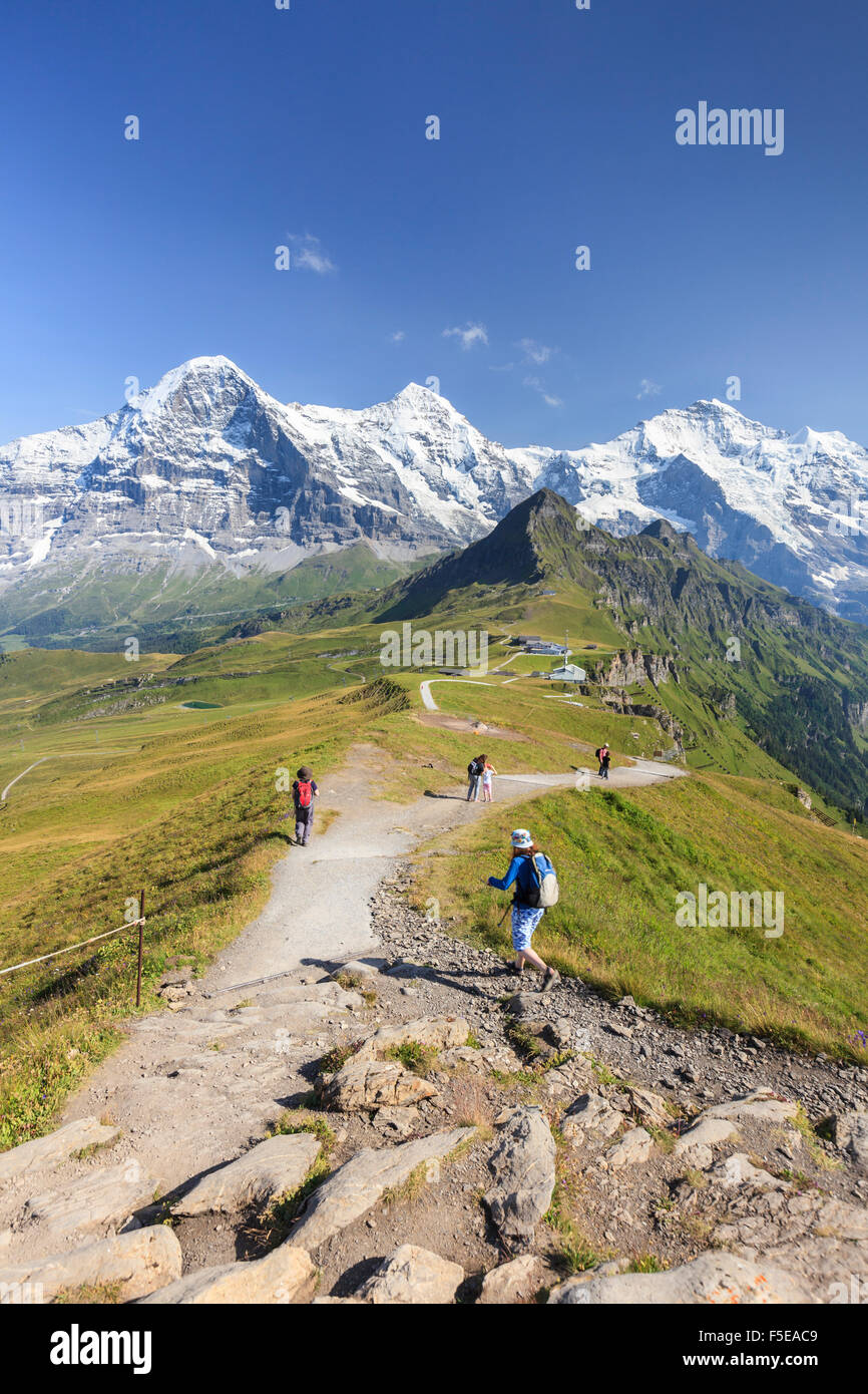 Los caminantes en el camino al Monte Eiger, Mannlichen, Grindelwald, en el Oberland Bernés, Cantón de Berna, Suiza Alpes, Suiza, Europa Foto de stock