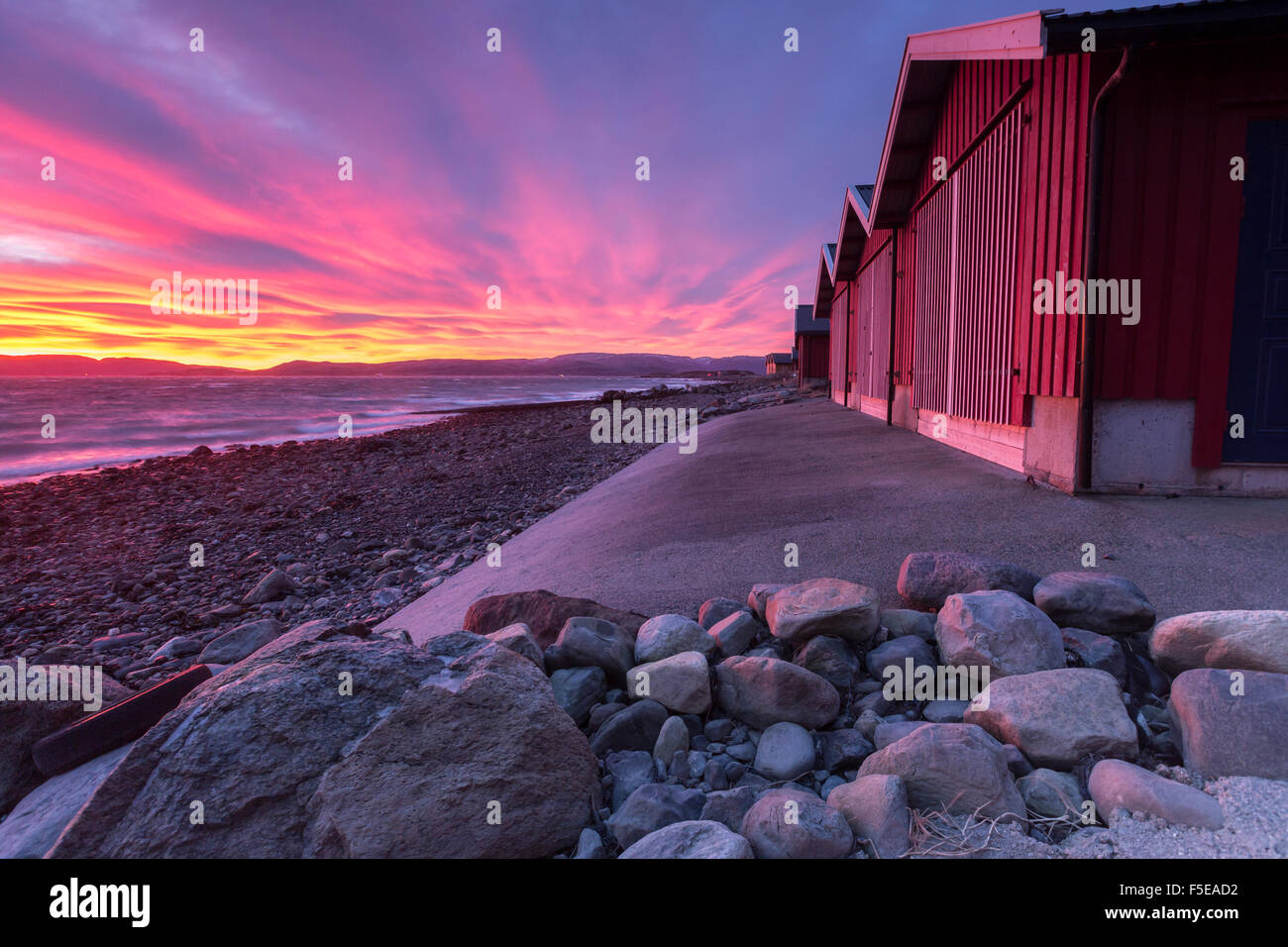 Los colores del amanecer ilumina las casas de pescadores, Arland Brekstad, Trondelag, Noruega, Escandinavia, Europa Foto de stock
