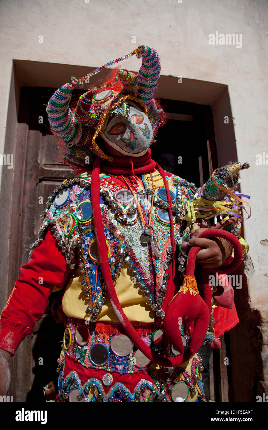 Juerguista en traje y la máscara en el carnaval de Humahuaca, provincia de Jujuy, en la región de los Andes de la Argentina, Sudamérica Foto de stock