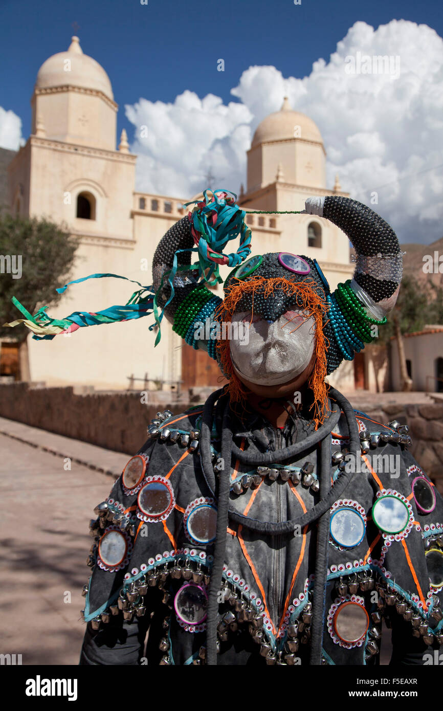 Juerguista en traje y la máscara en el carnaval de Humahuaca, provincia de Jujuy, en la región de los Andes de la Argentina, Sudamérica Foto de stock