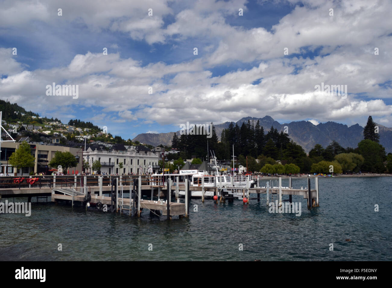 Muelle de botes en el lago Wakatipu, Queenstown, Isla del Sur, Nueva Zelanda Foto de stock