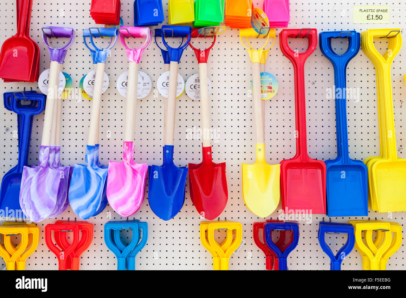 Las espadas de plástico de juguete para la playa en venta en una tienda de Seaside, Inglaterra, Reino Unido. Foto de stock