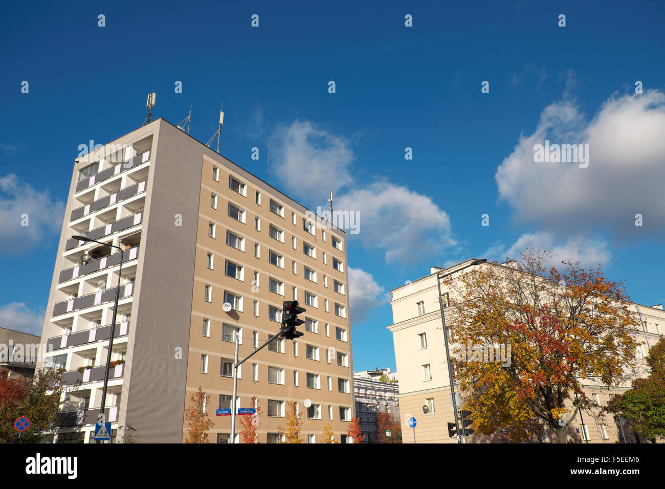 Varsovia Polonia post guerra vivienda altos bloques de pisos y apartamentos  en la zona de Ghetto Muranow antigua de la ciudad Fotografía de stock -  Alamy