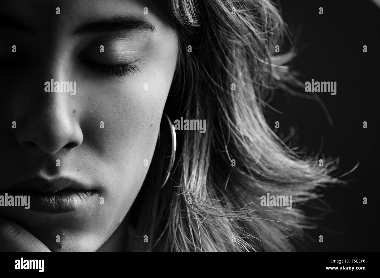 Retrato de mujer joven con los ojos cerrados Foto de stock