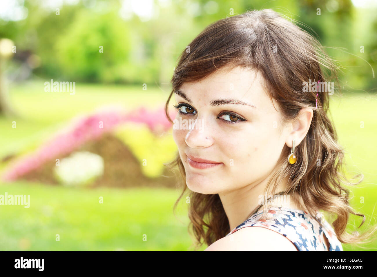 Retrato de una mujer sonriente Foto de stock