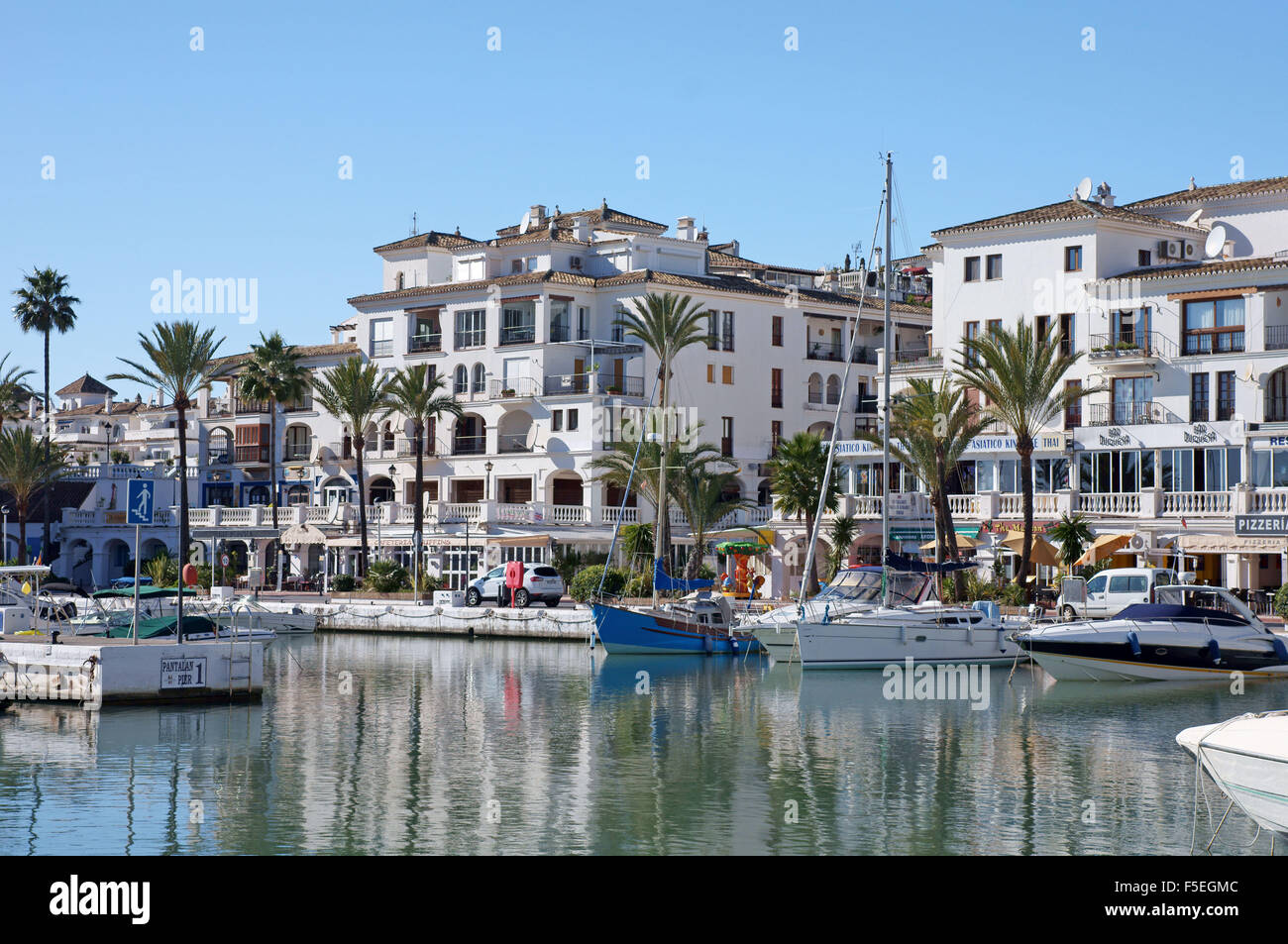 Andalucía en España: el puerto en Puerto de La Duquesa en la Costa del Sol  Fotografía de stock - Alamy