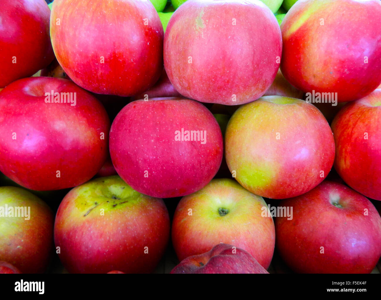 Manzanas rojas en el mercado contador esperando ser comprar. Foto de stock