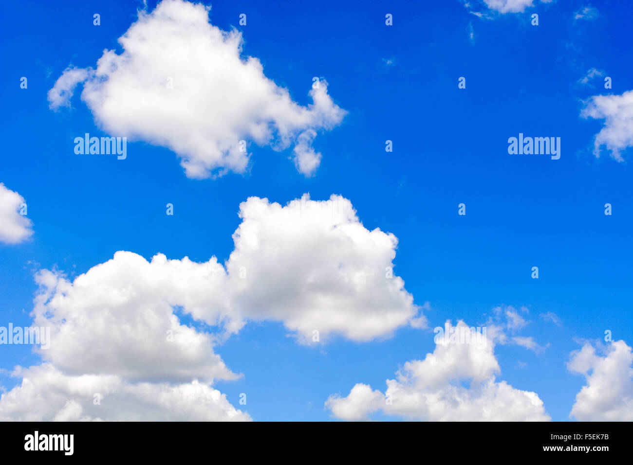 Día de verano y las blancas nubes que recorren el cielo azul. Foto de stock