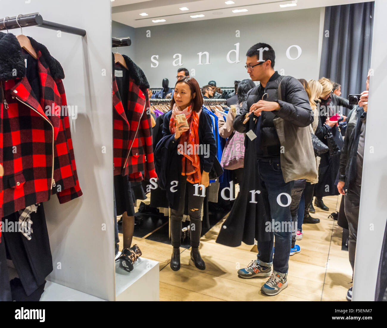 París, Francia, la pareja de turistas chinos de compras en tiendas de ropa  de moda en 'La Vallee Village', Tiendas de descuento, Sandro ropa, espejo  Fotografía de stock - Alamy