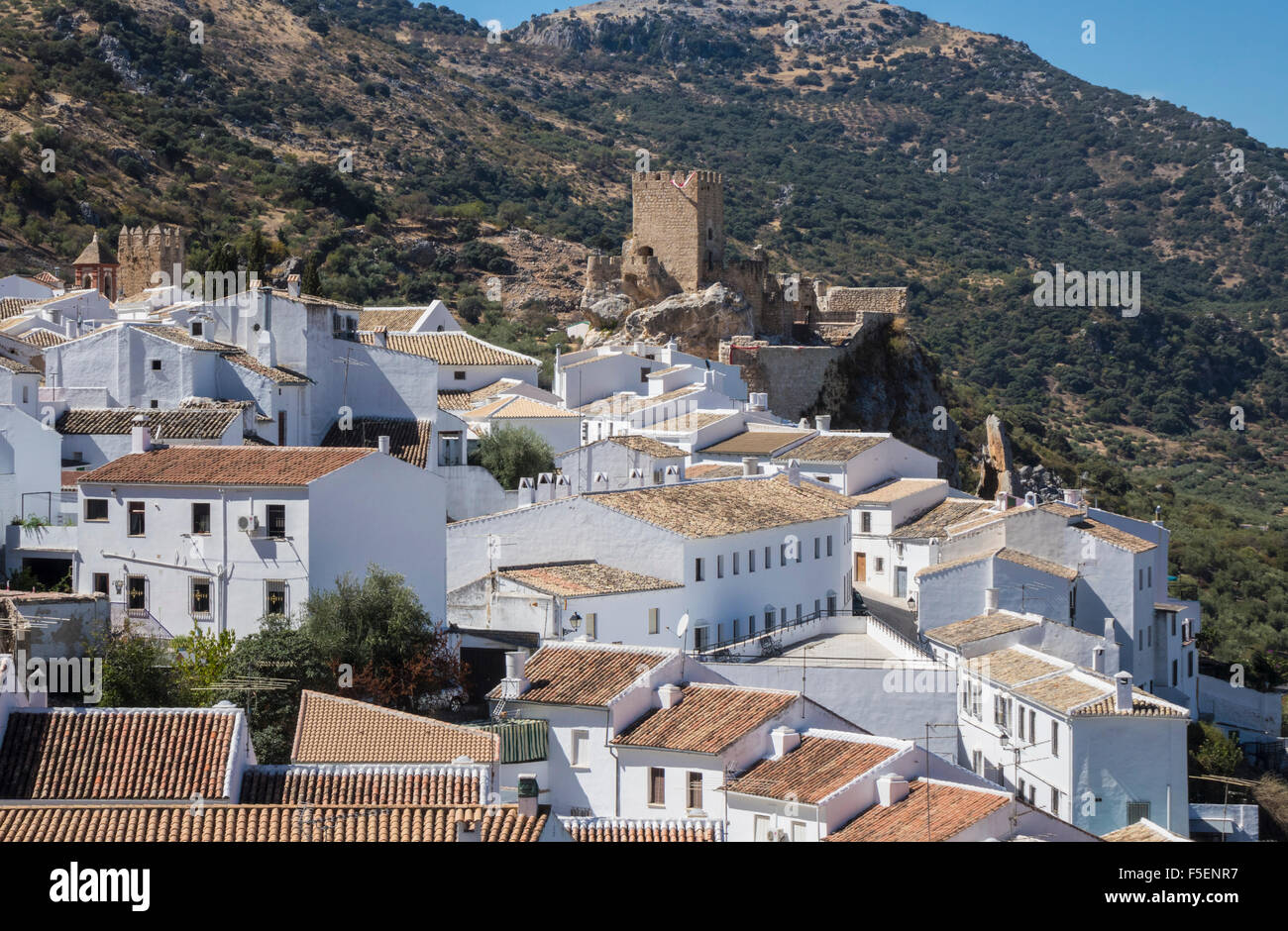 Zuheros villa y castillo en Andalucía en el sur de España Foto de stock