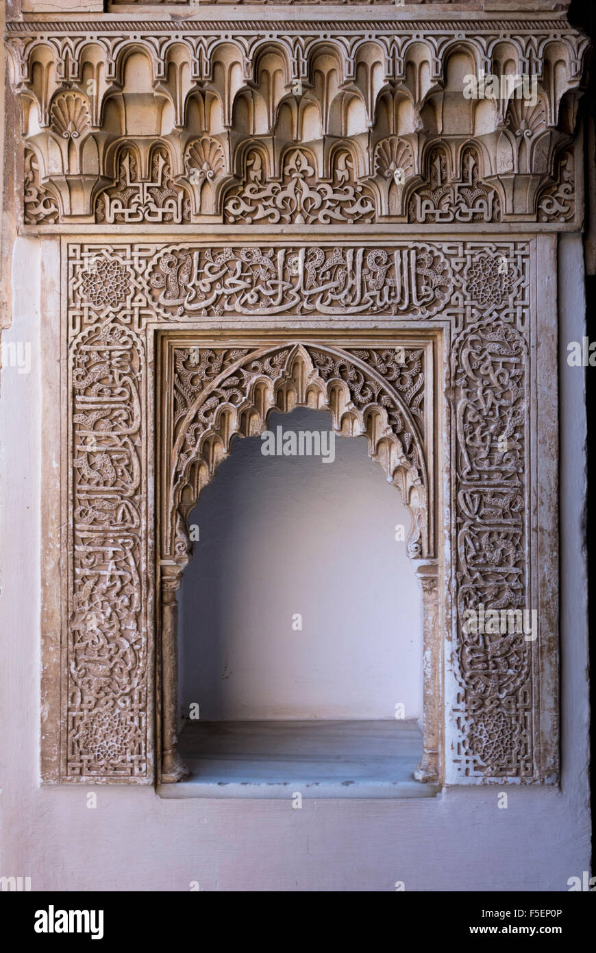 Nicho de pared con tallados ornamentados arch en el patio del palacio de la Alhambra, Granada, España Foto de stock