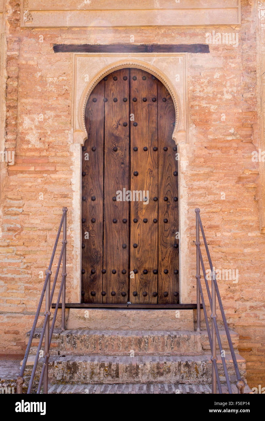 Puerta de madera vieja en los jardines del palacio de la Alhambra, Granada, España Foto de stock