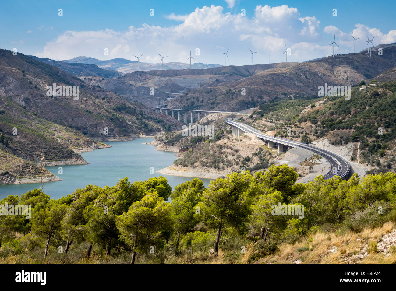 Autopista A44 en las montañas de Sierra Nevada con depósito de reglas y río Guadalfeo, Andalucia, Spain Foto de stock
