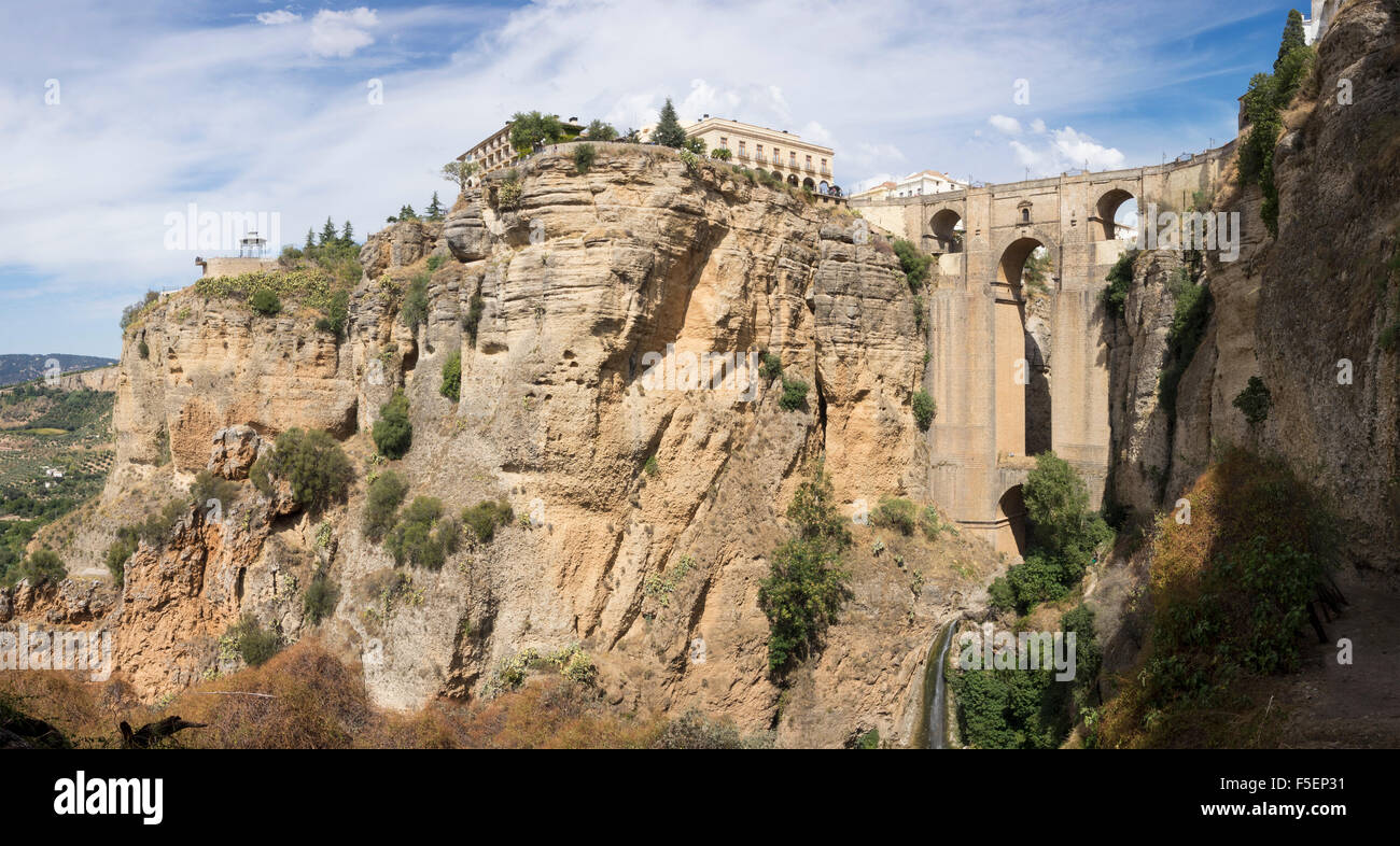 Puenta nuevo y antiguo edificio sobre el Tajo Gorge en Ronda, Andalucia, Spain Foto de stock