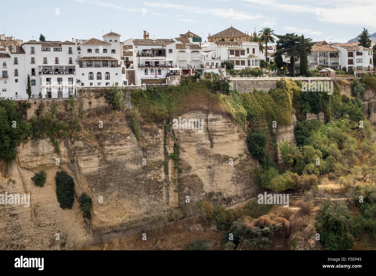 Casco antiguo edificios aferrados a la roca sobre el Tajo Gorge en Ronda, Andalucia, Spain Foto de stock