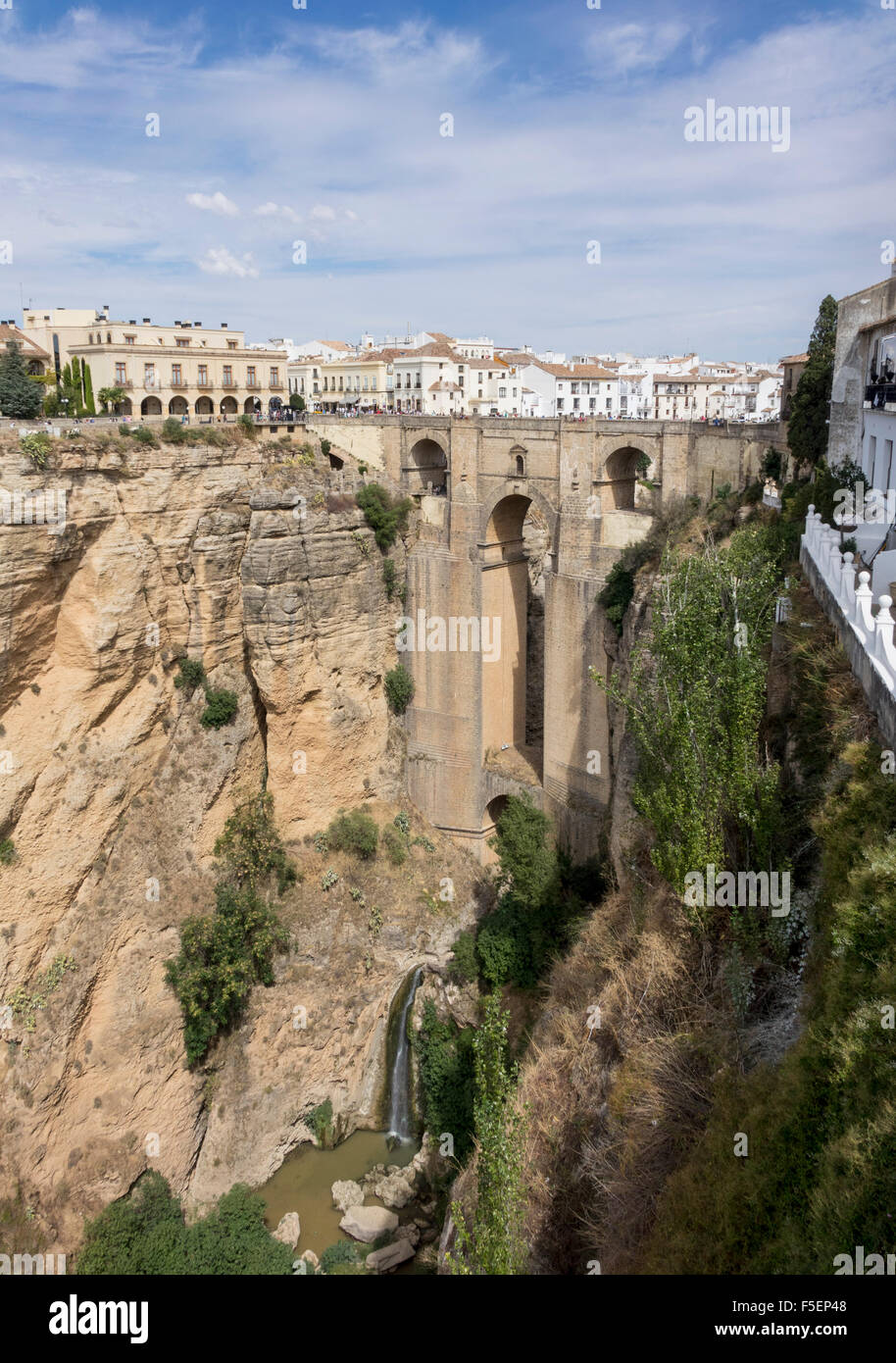 Puente Nuevo puente sobre el Tajo Gorge en Ronda, Andalucia, Spain Foto de stock