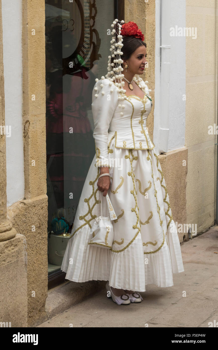 Mujer en el estilo tradicional andaluz o español vestido nacional en Ronda, España Foto de stock