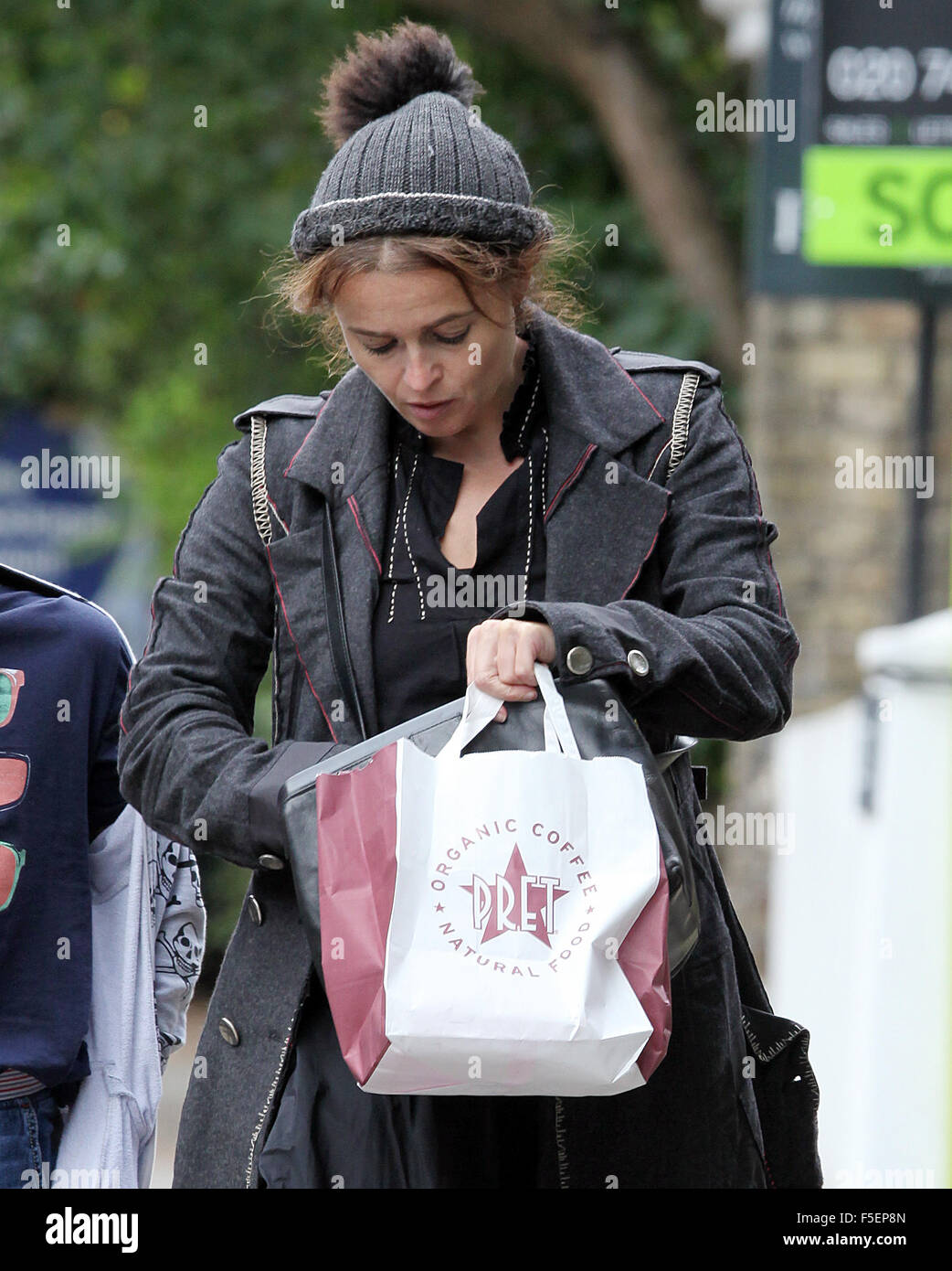 Helena Bonham Carter en Londres con hijo Billy Burton Featuring: Helena Bonham Carter donde: Londres, Reino Unido cuando: 02 Sep 2015 Foto de stock