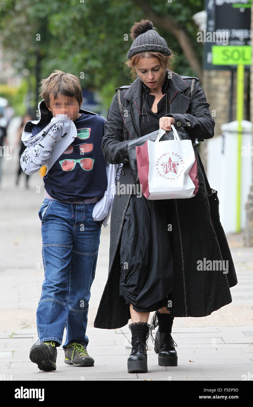 Helena Bonham Carter en Londres con hijo Billy Burton Featuring: Helena Bonham Carter, Billy Raymond Burton donde: Londres, Reino Unido cuando: 02 Sep 2015 Foto de stock