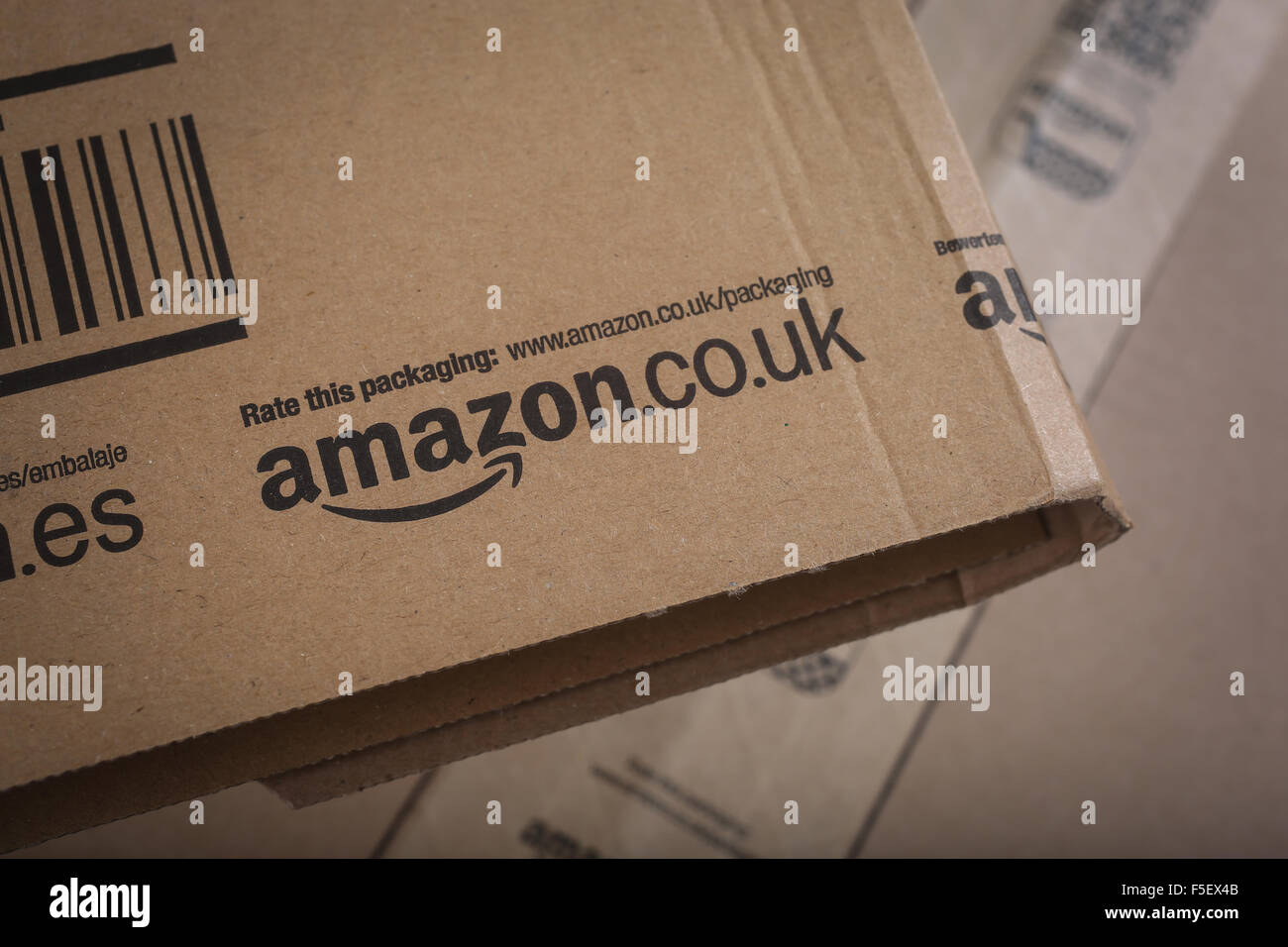 Los paquetes entregados desde Amazon.co.uk Foto de stock