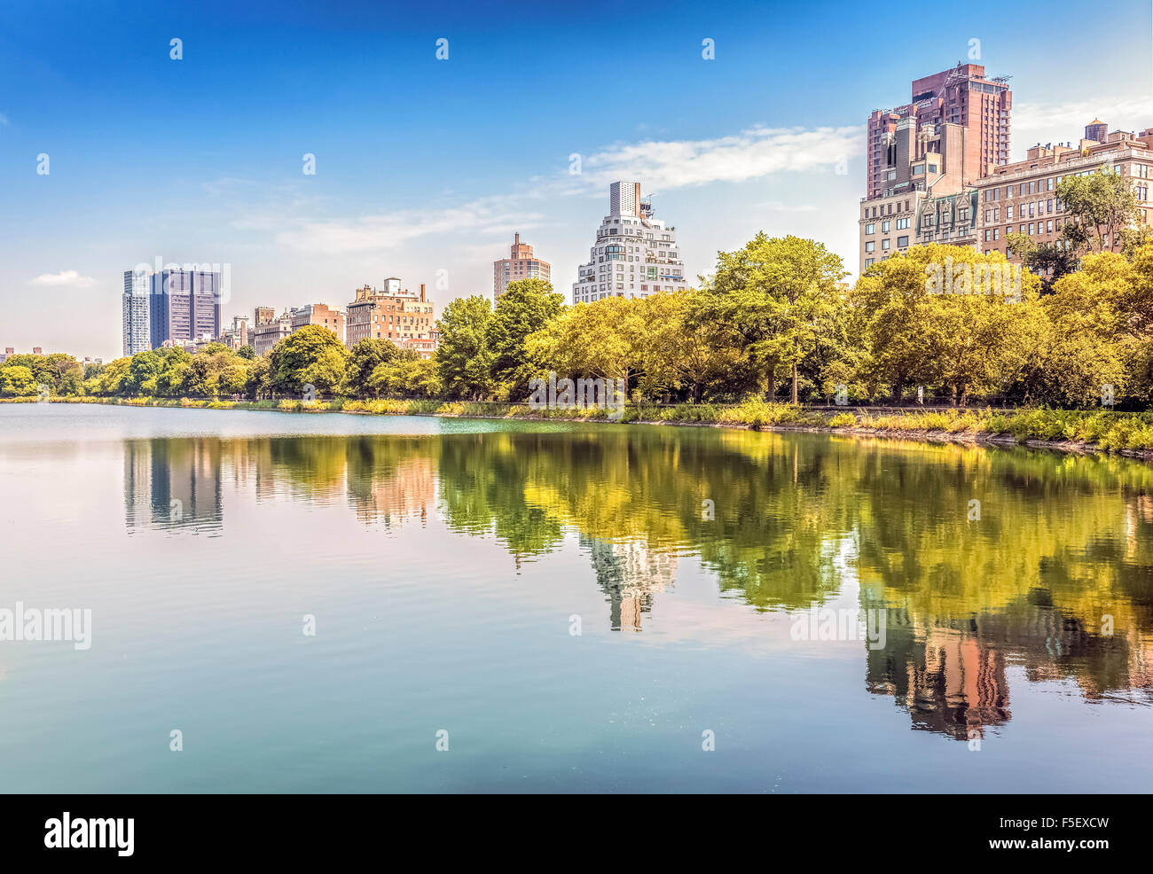 Central Park se refleja en el lago, la ciudad de Nueva York, EE.UU.. Foto de stock
