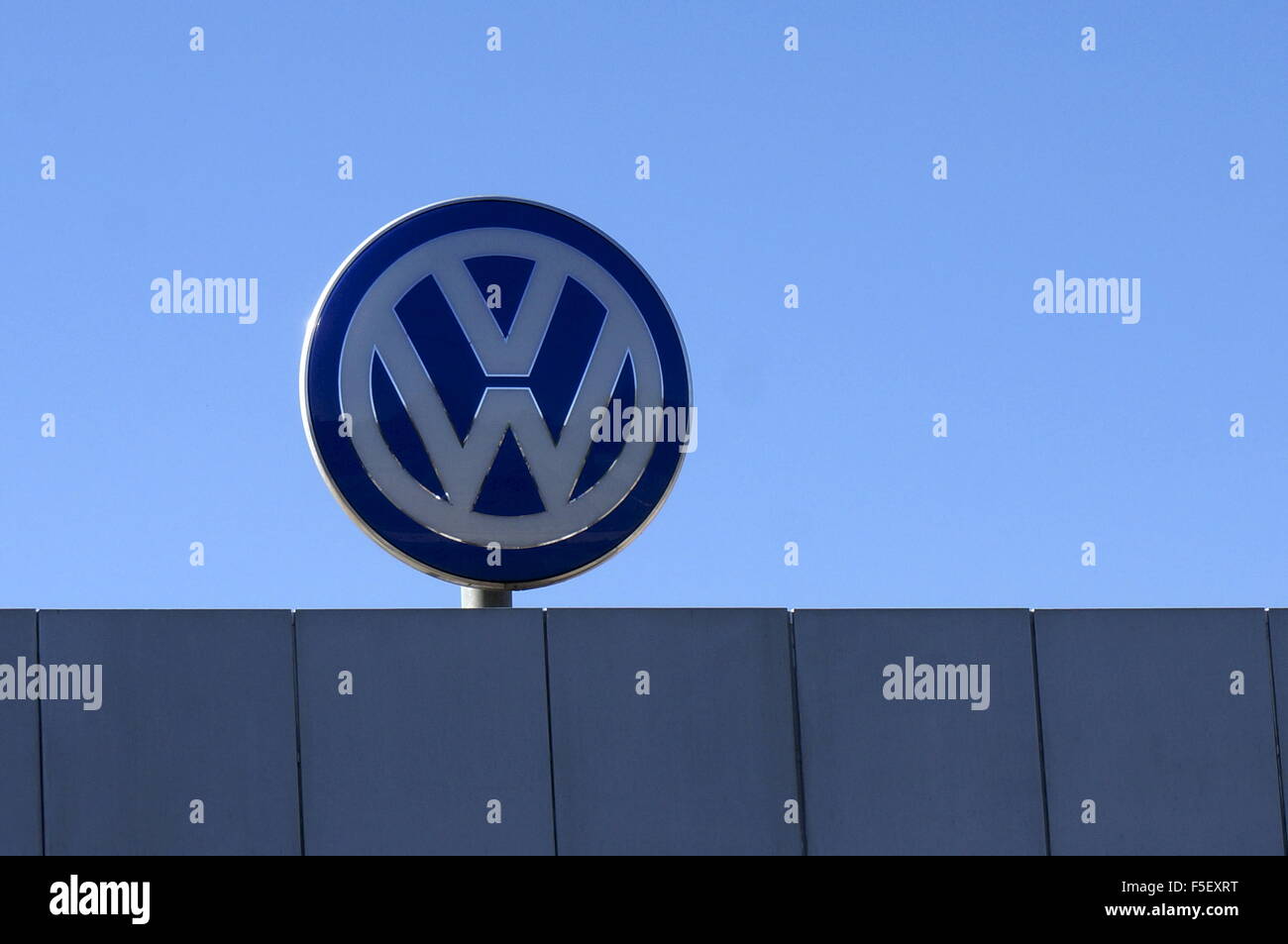 Un logotipo de VW en la puerta de la fábrica de la fábrica de Volkswagen en  Wolfsburg, Alemania, 01 de octubre de 2015. Foto: S. Steinach - SIN CABLE  SERVICIO Fotografía de stock - Alamy