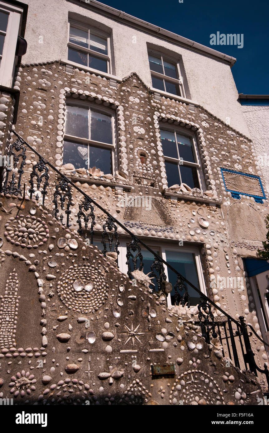 La decoración exterior de una casa con conchas en Polperro Cornwall Inglaterra Foto de stock