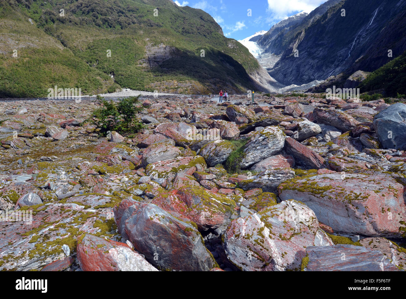 Rocas en el glaciar Franz Josef, el deshielo de los glaciares debido al cambio climático, Franz Josef, Isla del Sur, Nueva Zelanda Foto de stock