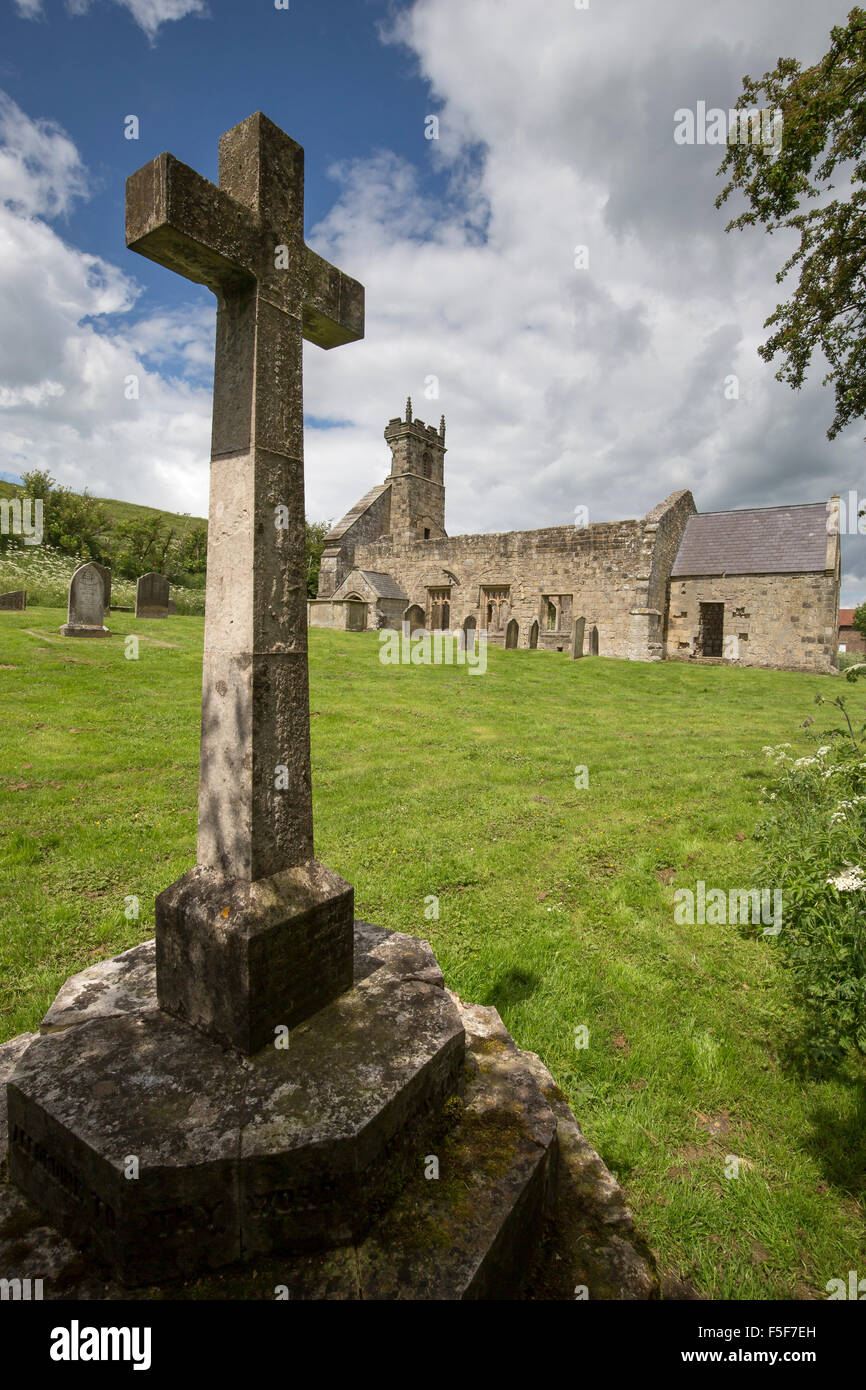 Las ruinas de la Iglesia de San Martín, y una cruz, Wharram Percy desierta aldea medieval, Yorkshire Wolds al sur de Malton Foto de stock