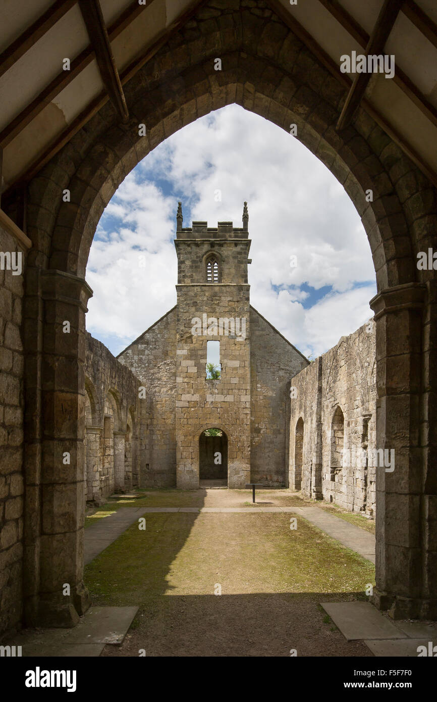 Las ruinas de la Iglesia de San Martín, Wharram Percy desierta aldea medieval, Yorkshire Wolds al sur de Malton Foto de stock
