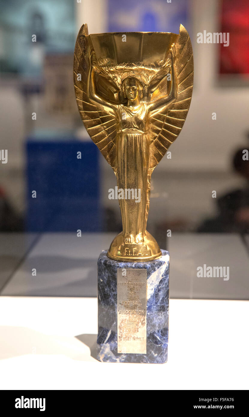 El trofeo de la Copa Mundial Jules Rimet ganado por Brasil por tercera vez en 1970.El Brasil mantuvo el trofeo,habiendo ganado 3 veces Foto de stock