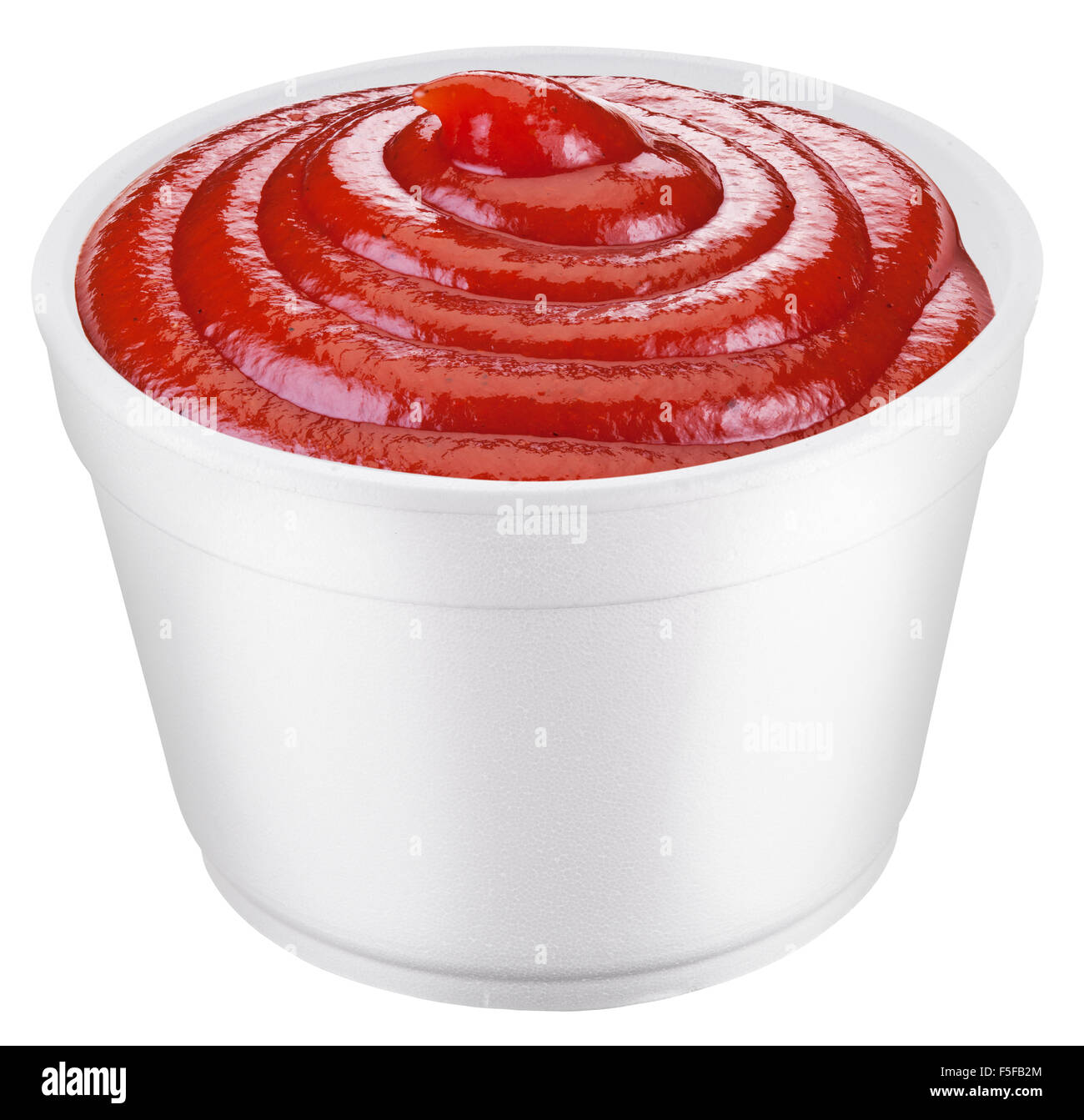 La salsa de tomate ketchup en la cubeta de plástico blanco. Archivo contiene trazados de recorte. Foto de stock