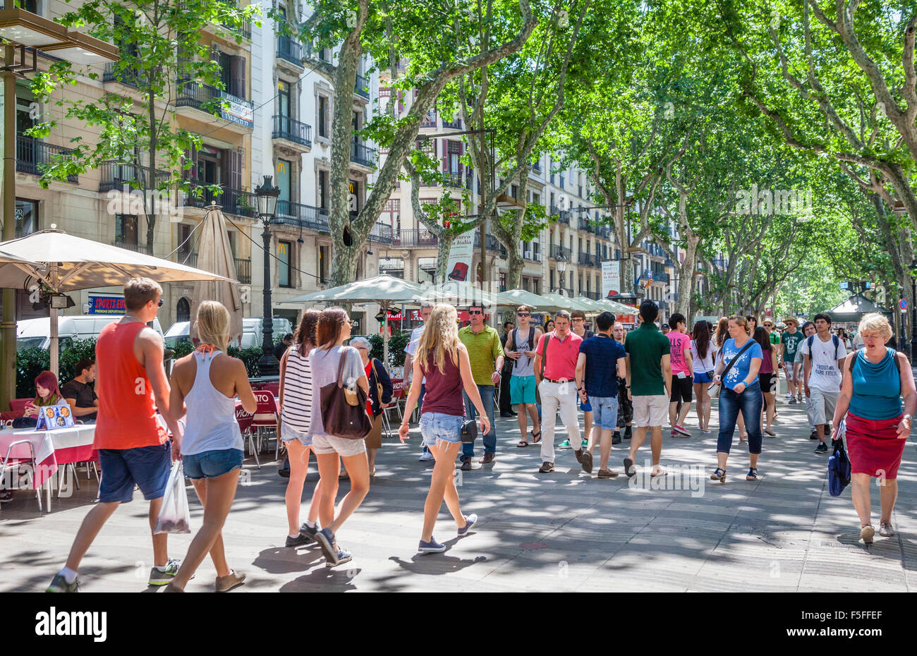 España, Cataluña, Barcelona, La Rambla, el paseo peatonal arbolada, muy popular entre los turistas y lugareños por igual Foto de stock