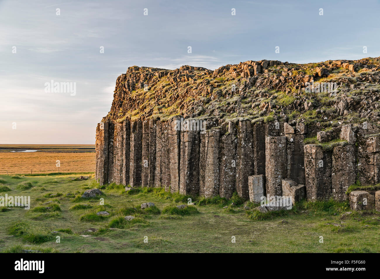 Afloramiento de basalto columnar, Dverghamrar enano (acantilados), cerca de Foss, Islandia Foto de stock